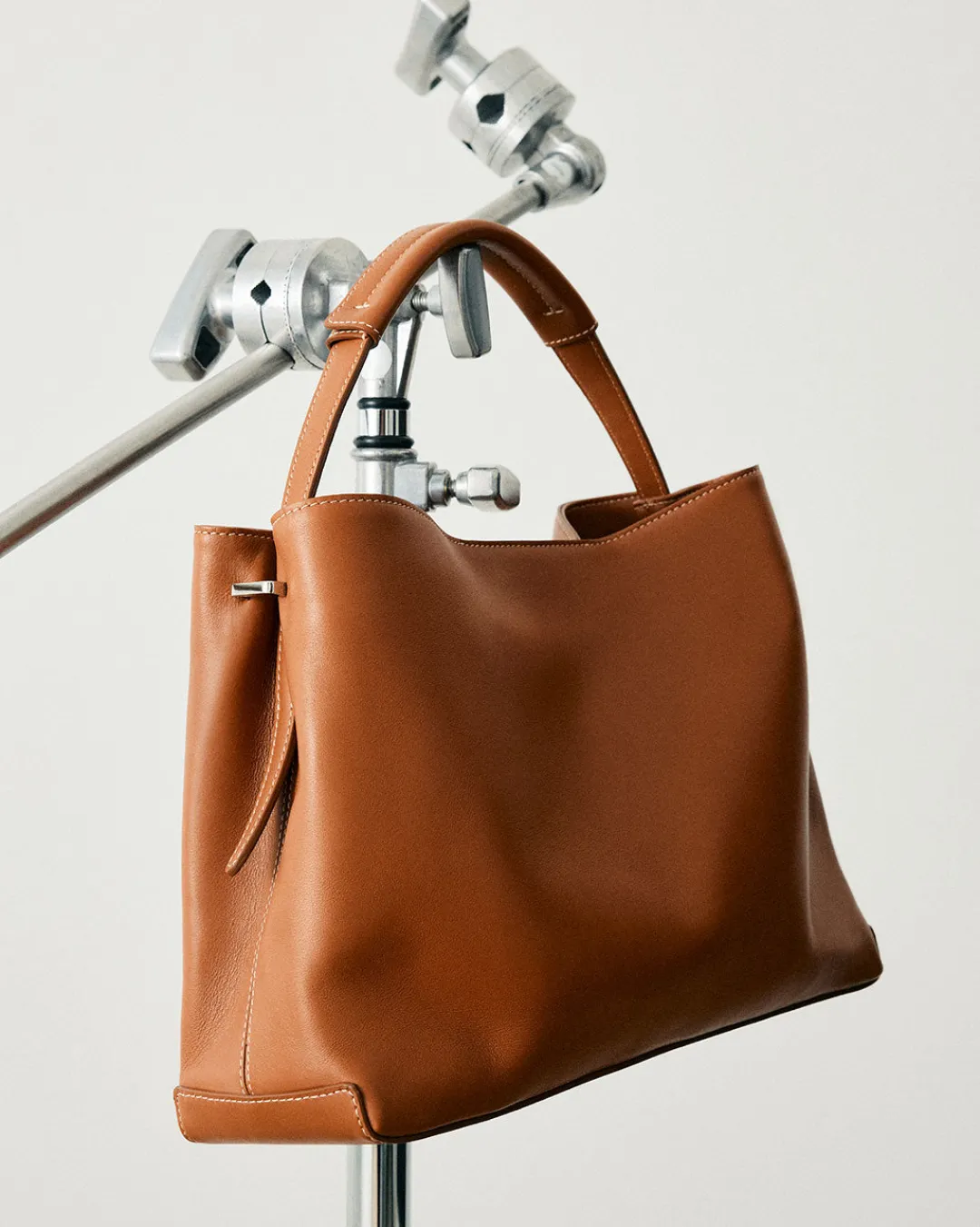 harper_grande_handbag_lea_6.webp Harper Grande Handbag Leather ^Flattered Clearance