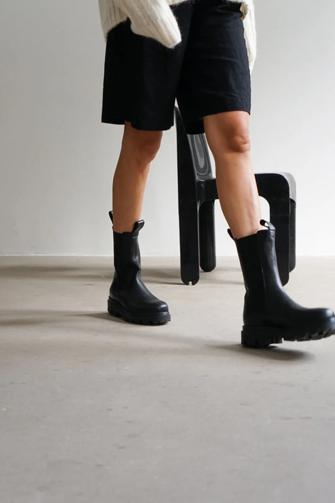 lia_leather_black_3.webp Lia Leather ^Flattered Online