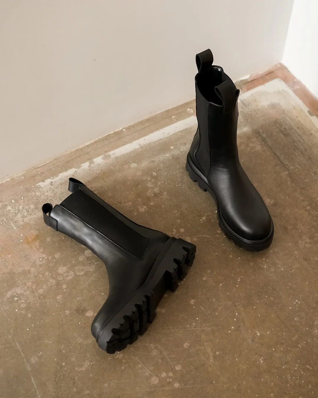 lia_leather_black_5.webp Lia Leather ^Flattered Online