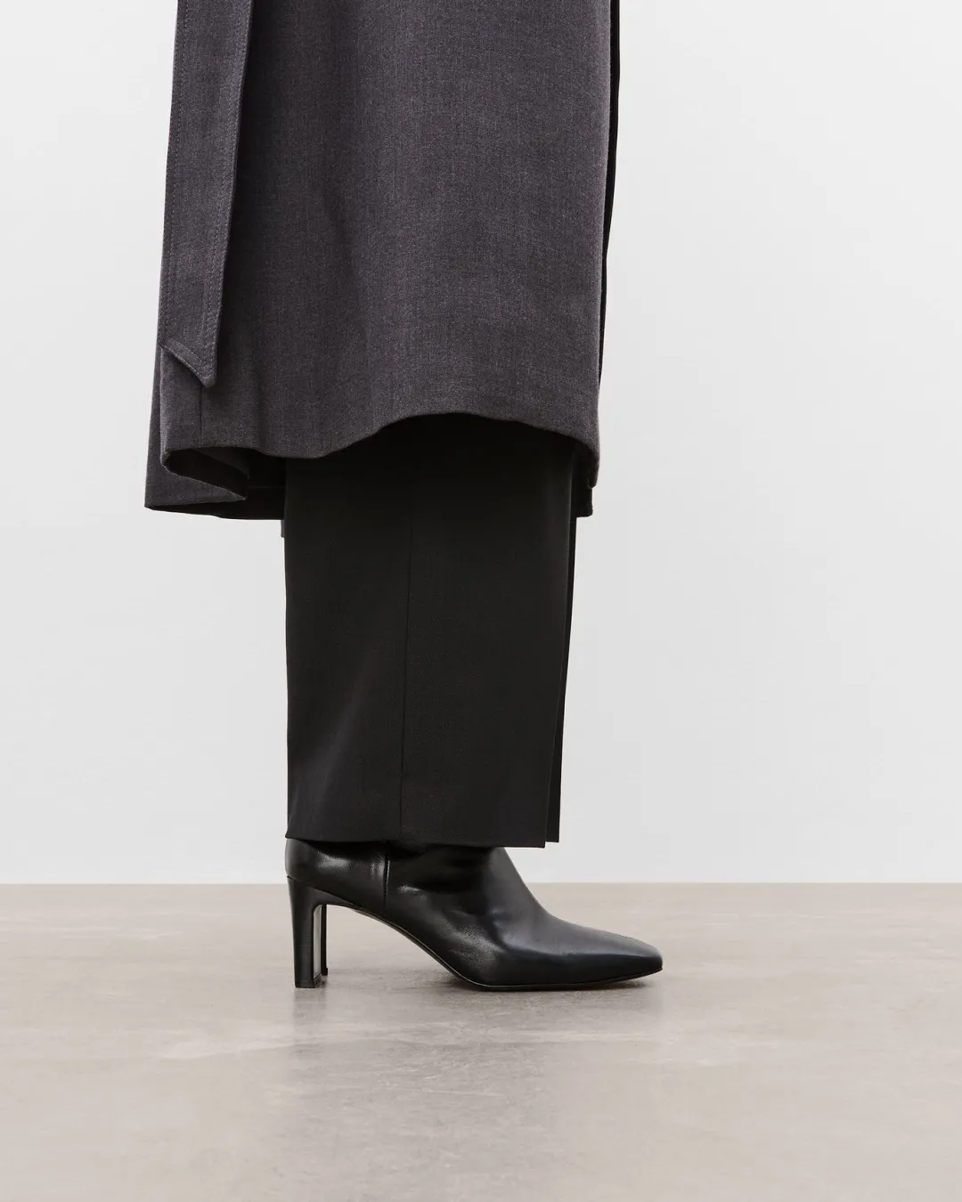 moa_leather_black_2.webp Moa Leather ^Flattered Online