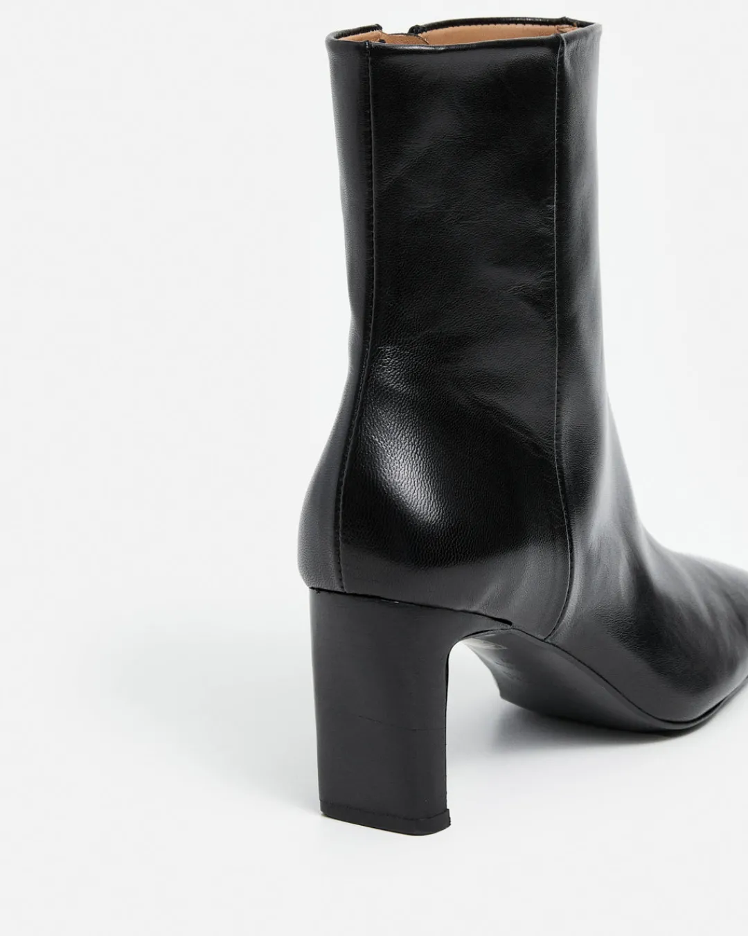 moa_leather_black_5.webp Moa Leather ^Flattered Online